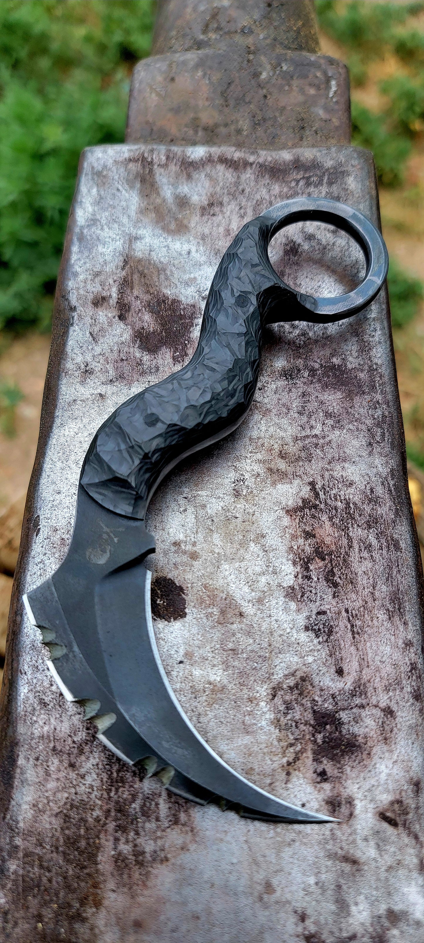 Death Adder Sawback serrations